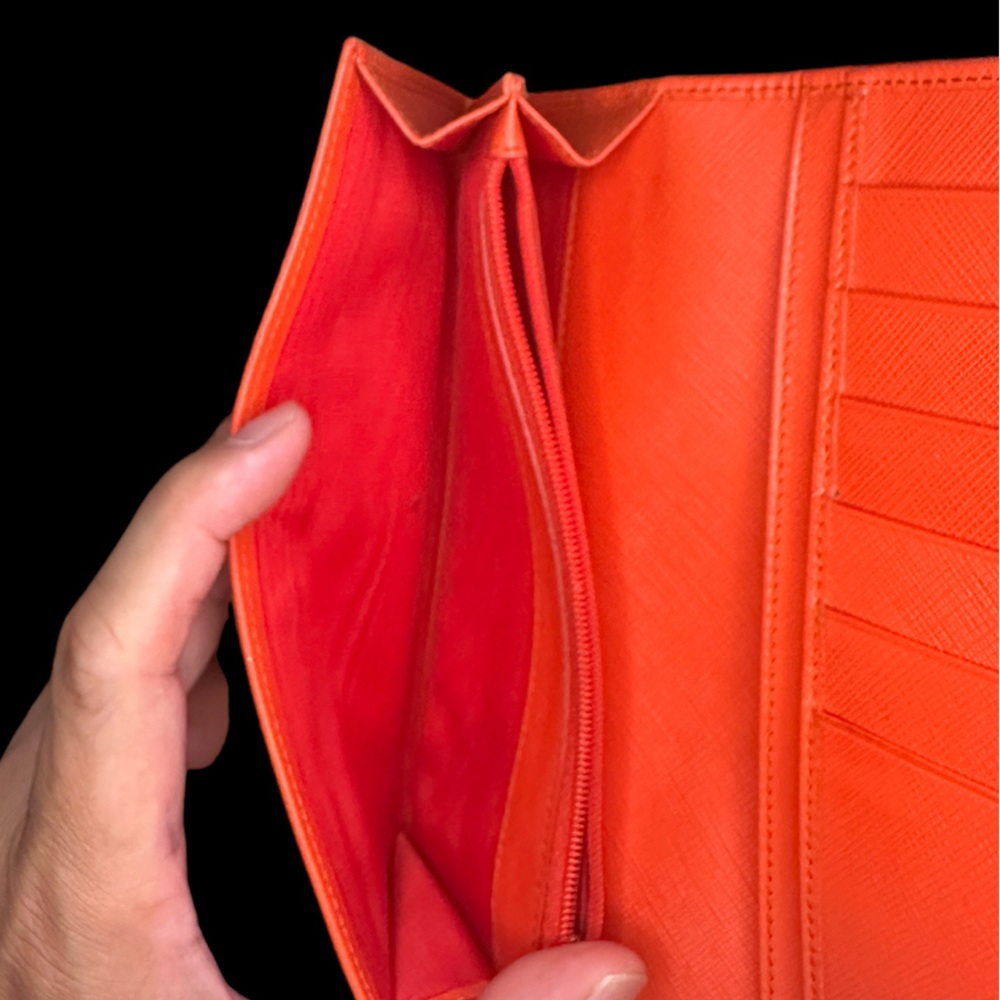 Salvatore Ferragamo Bifold Red Leather Wallet With Gold Tone Hardware. - Picture 7 of 13